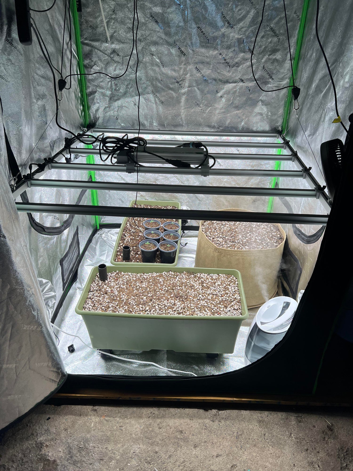 estacion de cultivo con cama de cultivo lampara de barras y sustrato para cultivo cannábico de interior